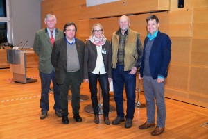 Von rechts: Minister Dr. Robert Habeck, Ulrich Wotschikowsky, Sabine Petersen (2. Vorsitzende des Tierschutzvereins für Kiel und Umgebung), Thomas Gall (Umweltministerium) und Hans Jürgen Langbehn (Landesjagdverband). 